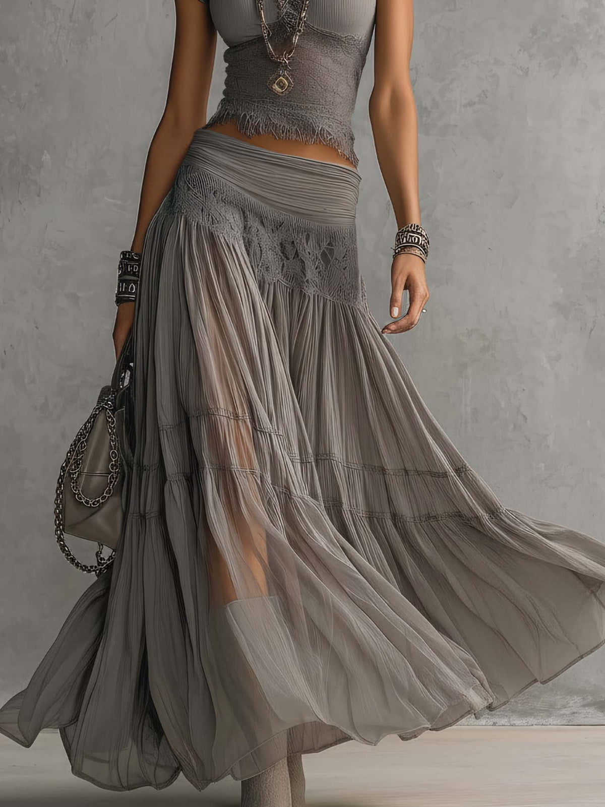 Conjunto de top gris semitransparente con paneles de encaje y falda maxi plisada