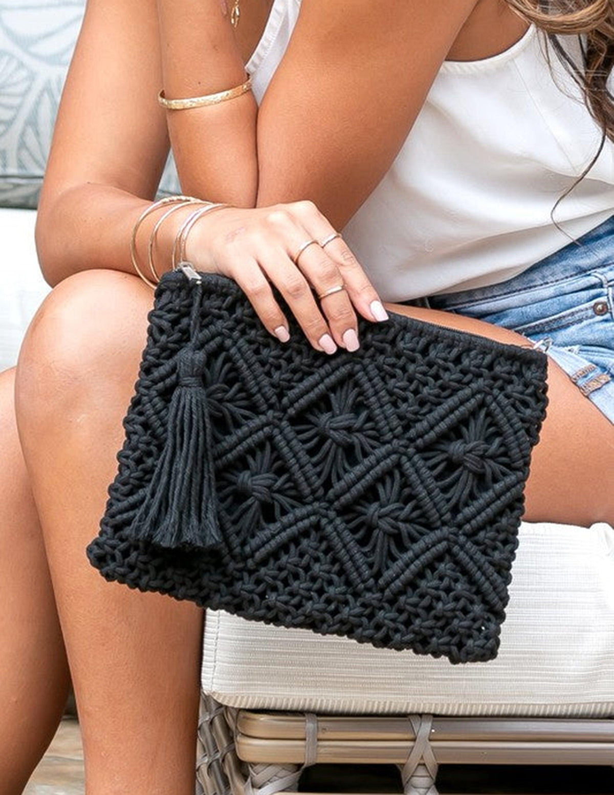 Clutch de macramé con borla y patrón de diamantes