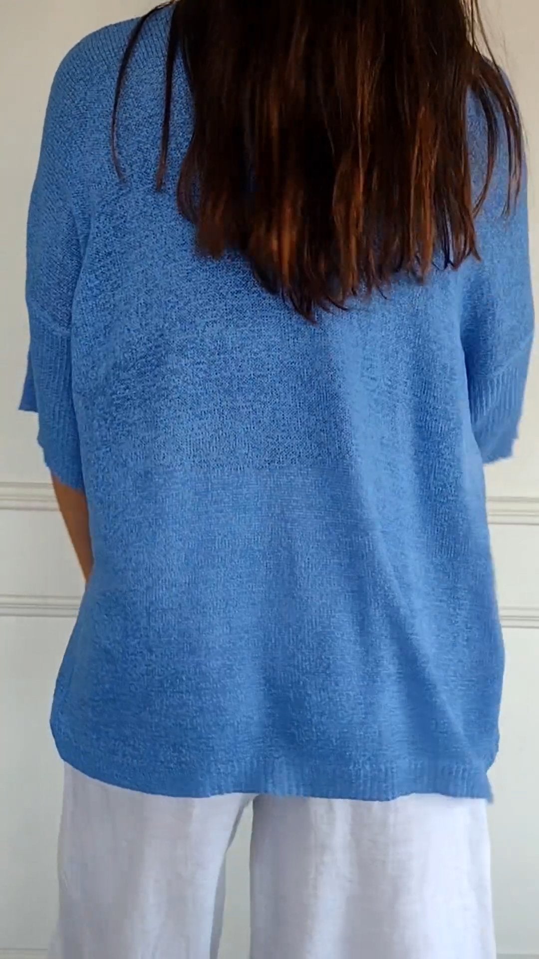 Top de punto de color liso con cuello de pico
