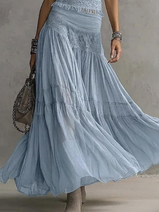 Conjunto de top azul con paneles de encaje y falda maxi plisada