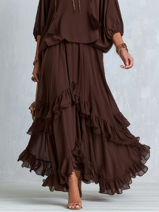 Conjunto de top marrón de gasa con borlas y cordón ajustable, cuello en V, combinado con falda escalonada con volantes