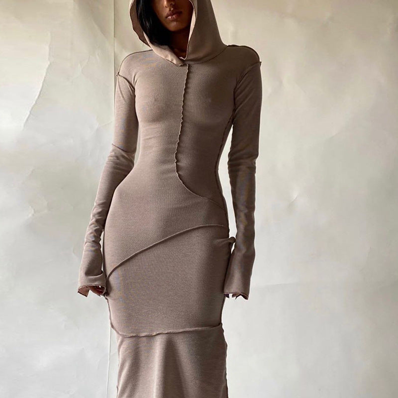 Vestido largo ajustado con capucha y costuras en contraste