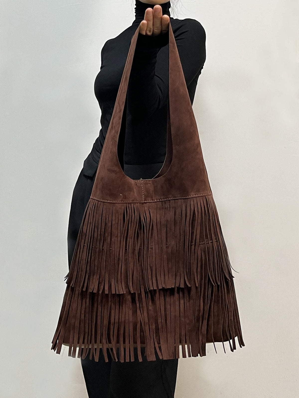 Bolso grande versátil de ante color café con borlas, estilo retro