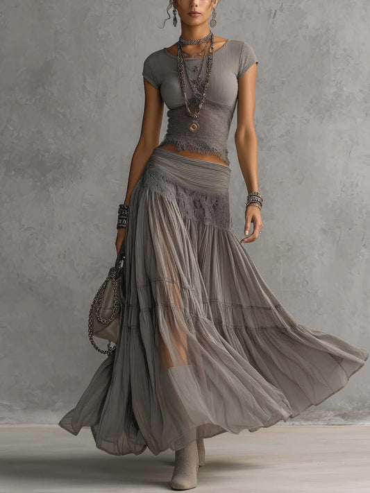 Conjunto de top gris semitransparente con paneles de encaje y falda maxi plisada