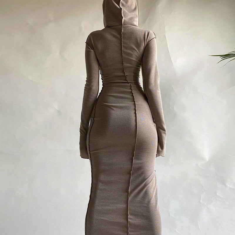 Vestido largo ajustado con capucha y costuras en contraste