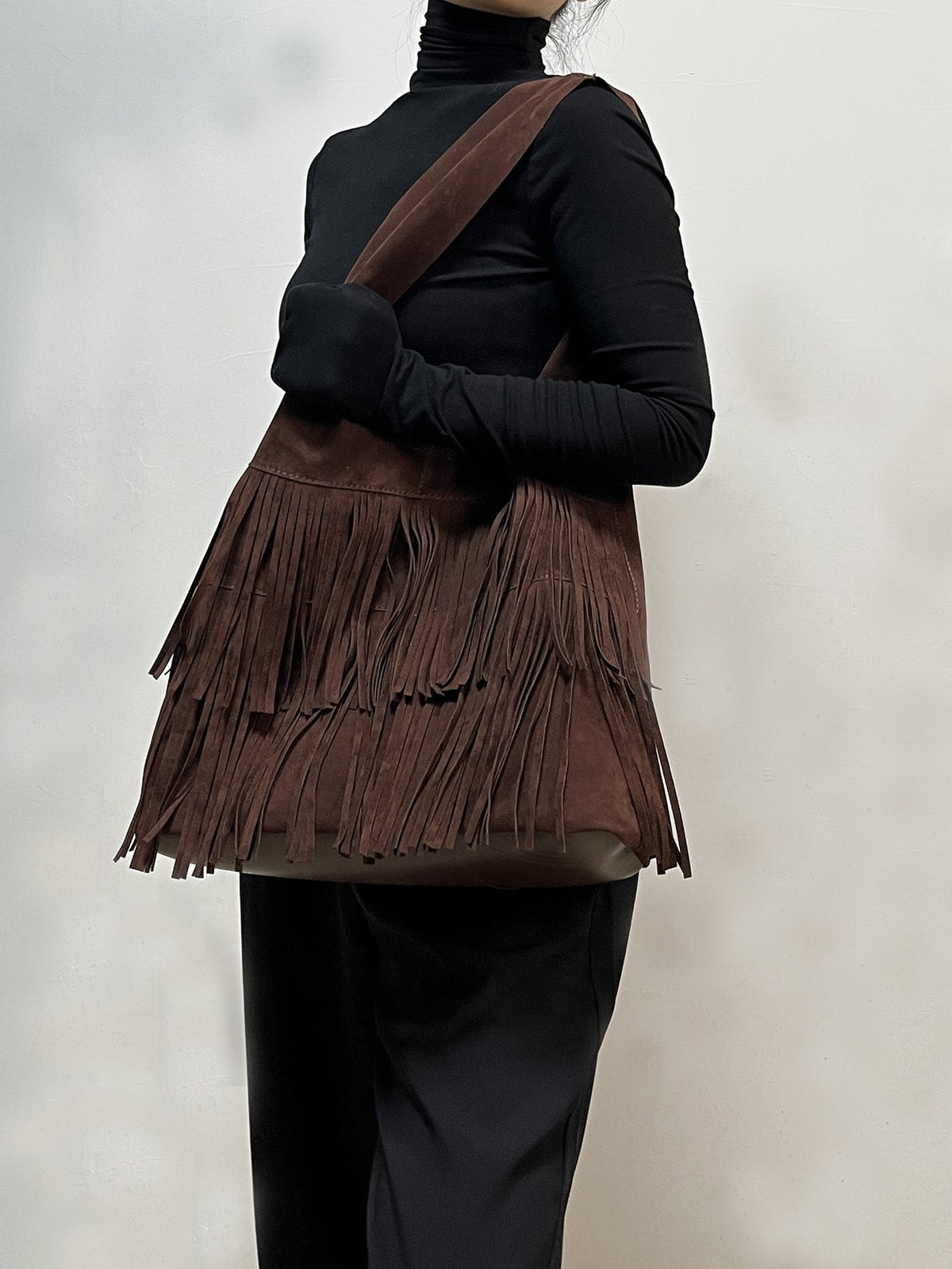 Bolso grande versátil de ante color café con borlas, estilo retro