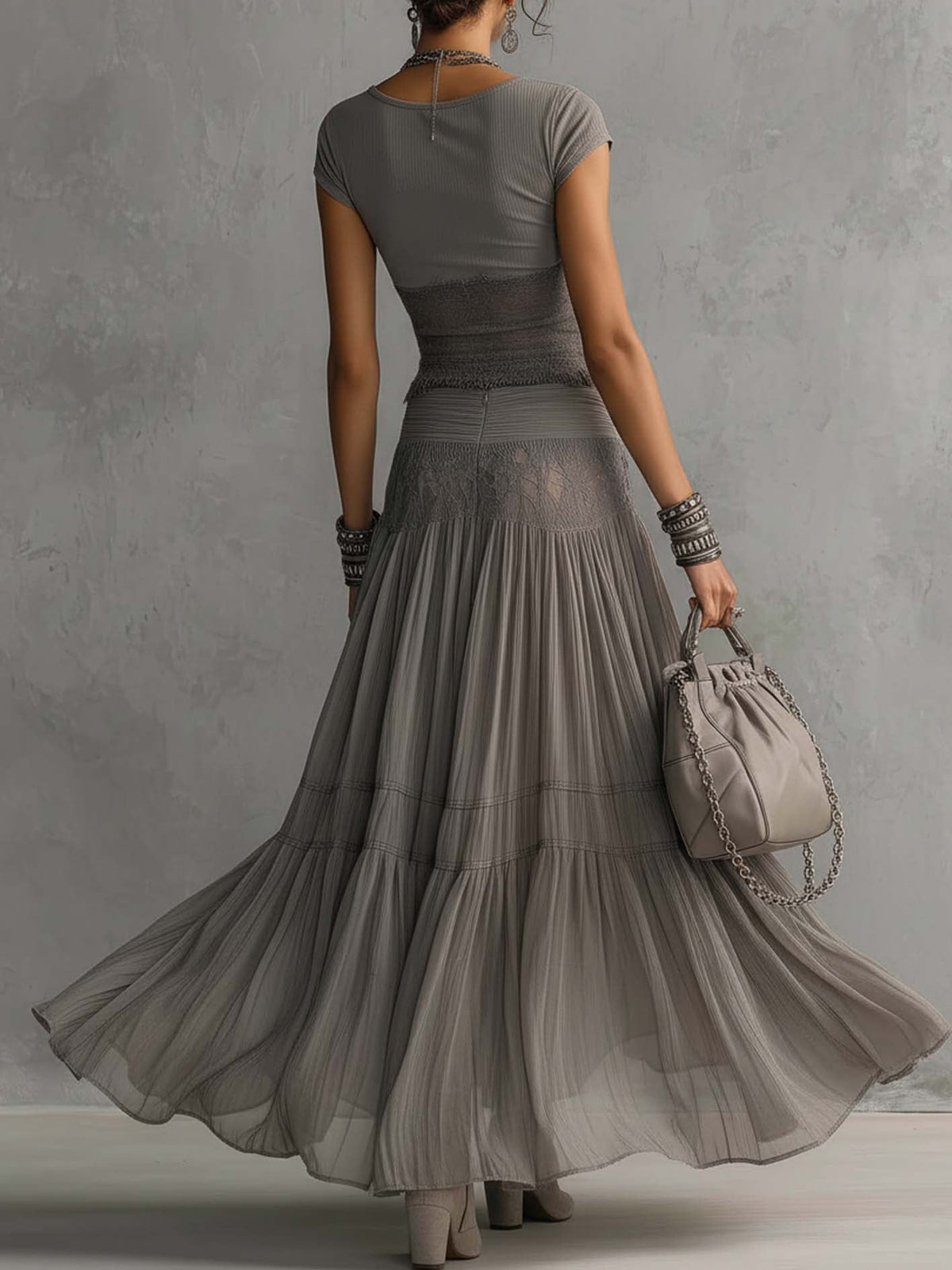 Conjunto de top gris semitransparente con paneles de encaje y falda maxi plisada
