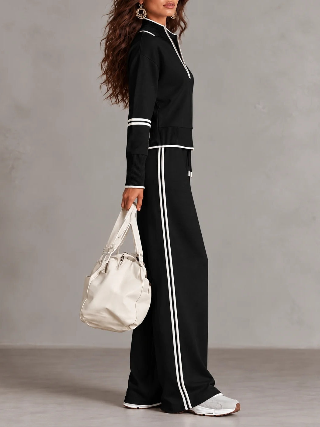 Conjunto blanco de sudadera de canalé con cuello alto y media cremallera y pantalones de pierna ancha con bloques de color