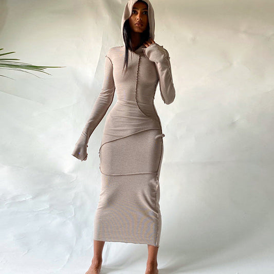 Vestido largo ajustado con capucha y costuras en contraste