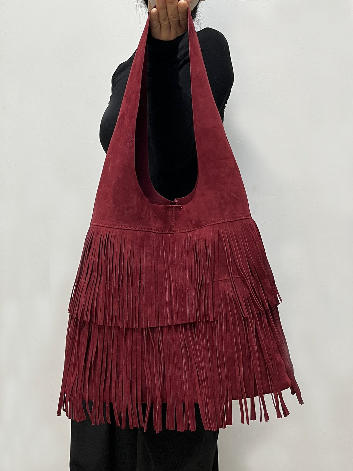Bolso grande versátil de ante color café con borlas, estilo retro