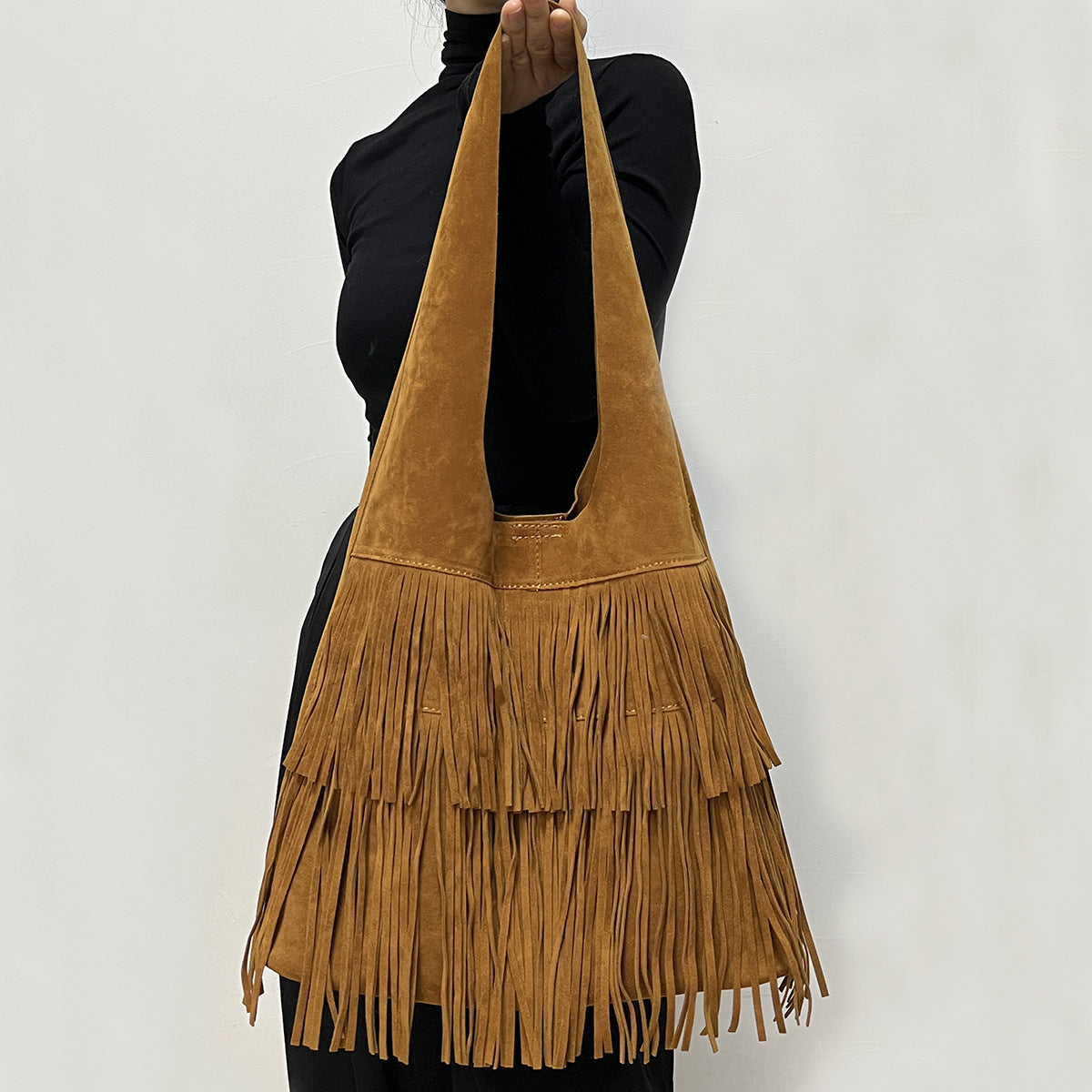 Bolso grande versátil de ante color café con borlas, estilo retro