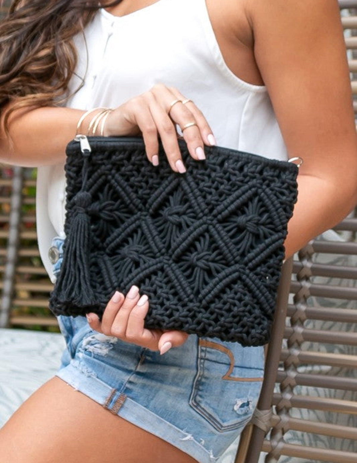 Clutch de macramé con borla y patrón de diamantes