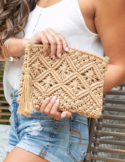 Clutch de macramé con borla y patrón de diamantes