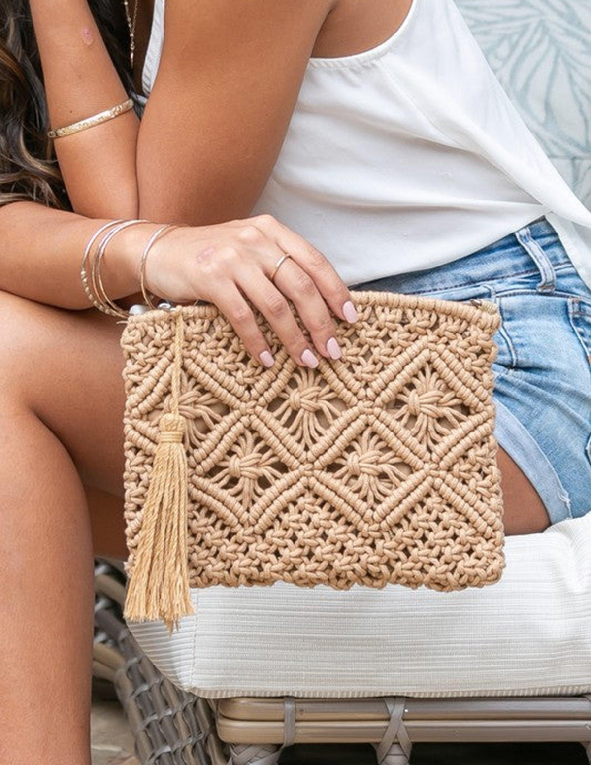 Clutch de macramé con borla y patrón de diamantes