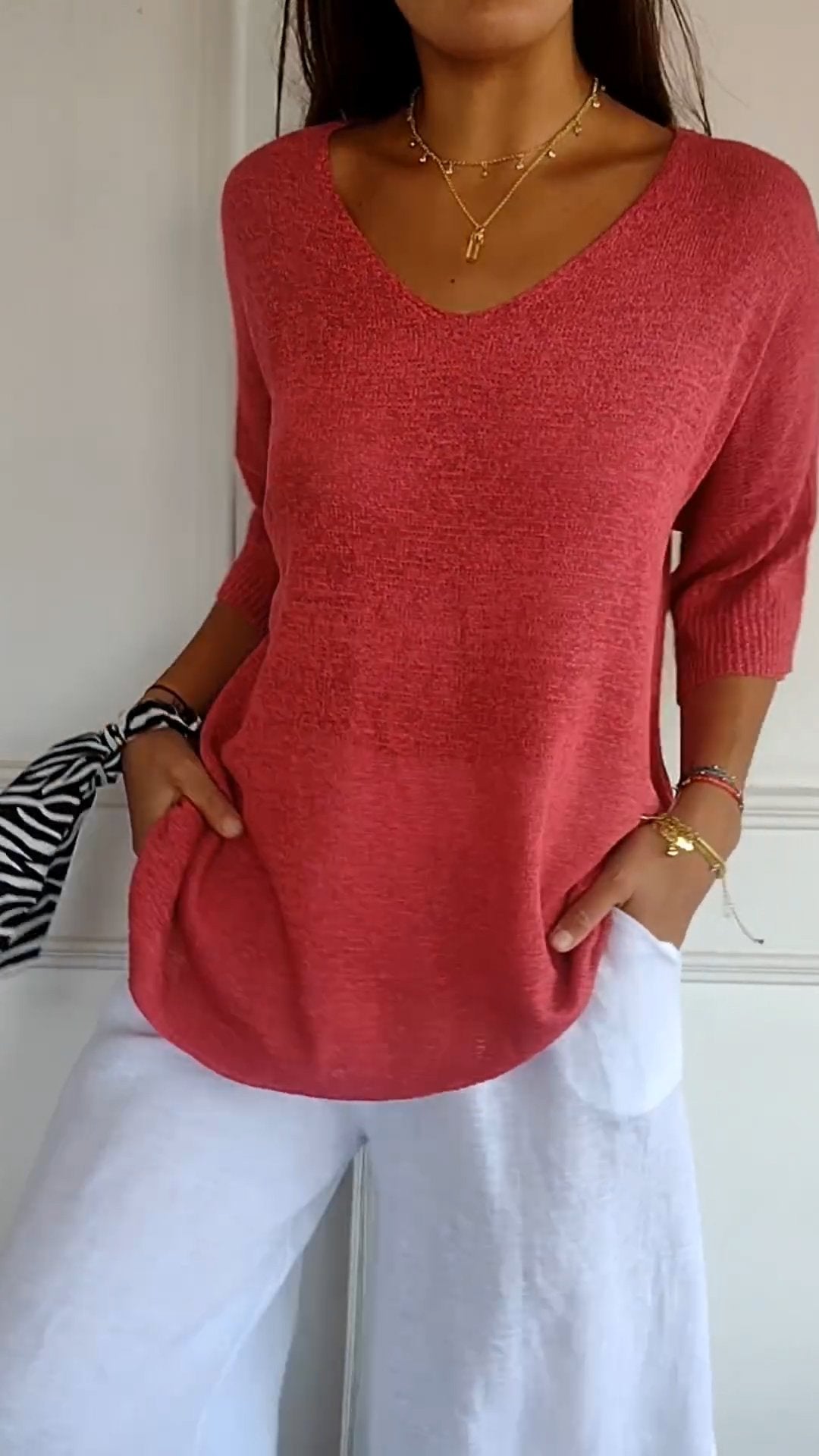 Top de punto de color liso con cuello de pico