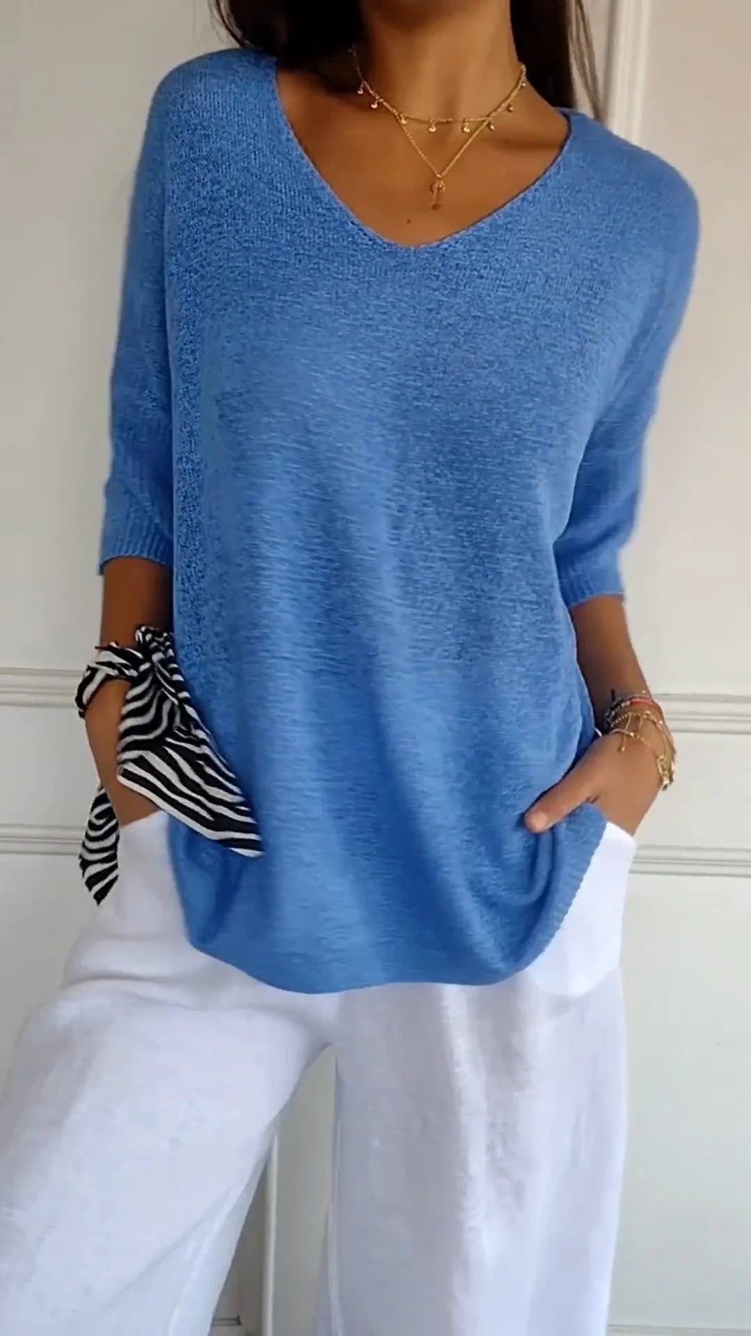 Top de punto de color liso con cuello de pico