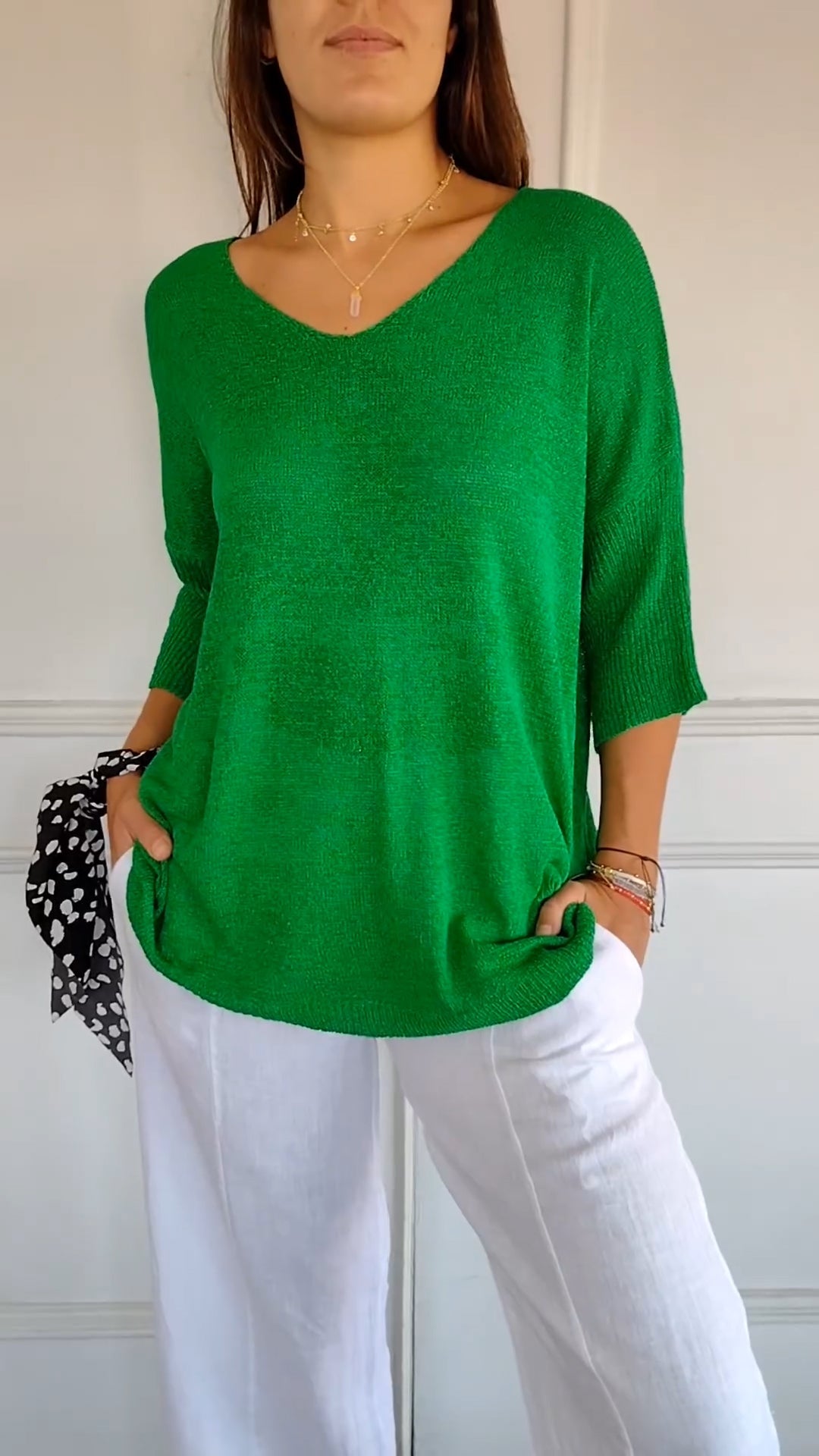Top de punto de color liso con cuello de pico