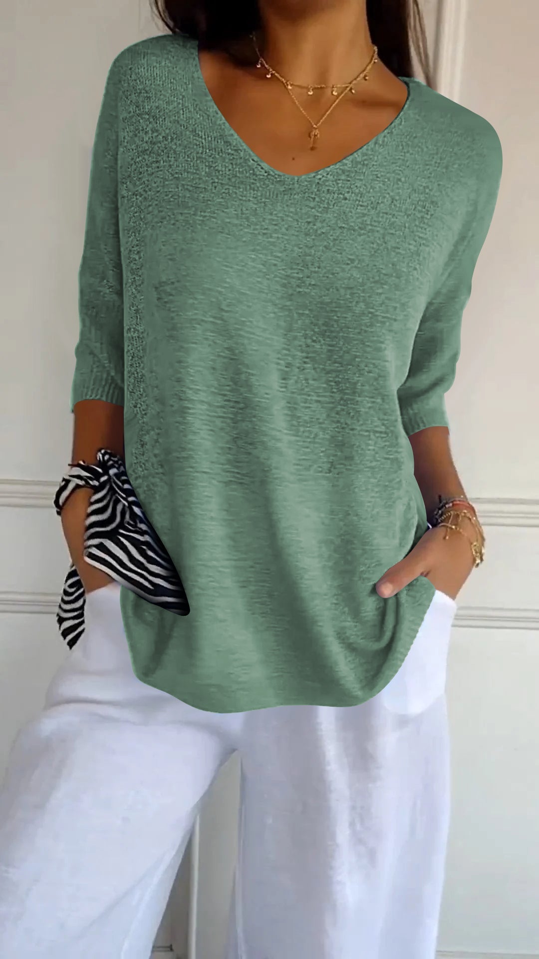 Top de punto de color liso con cuello de pico