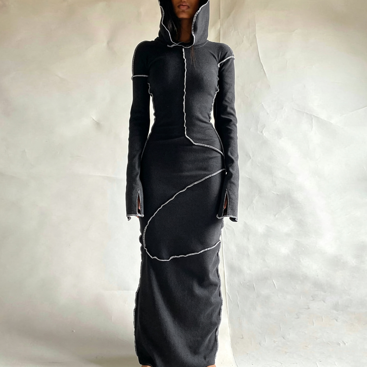 Vestido largo ajustado con capucha y costuras en contraste