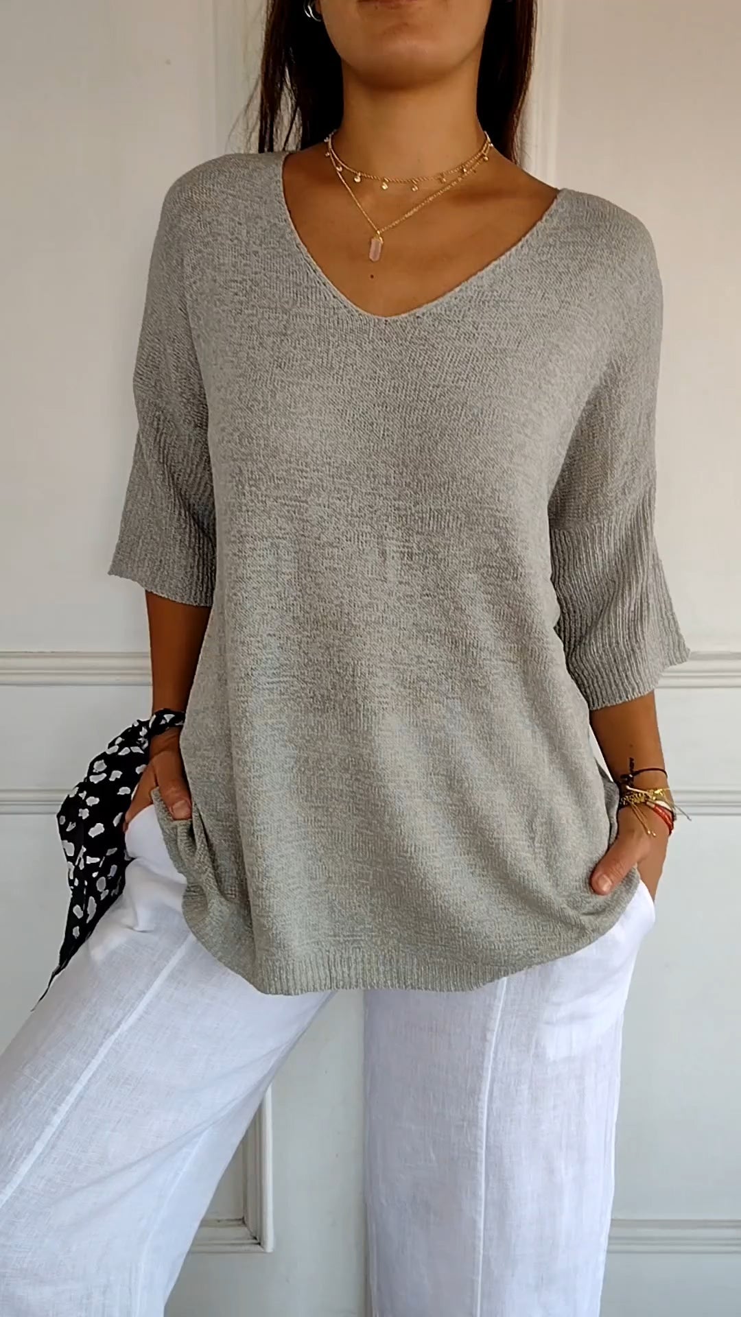 Top de punto de color liso con cuello de pico