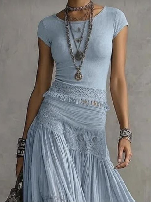 Conjunto de top azul con paneles de encaje y falda maxi plisada