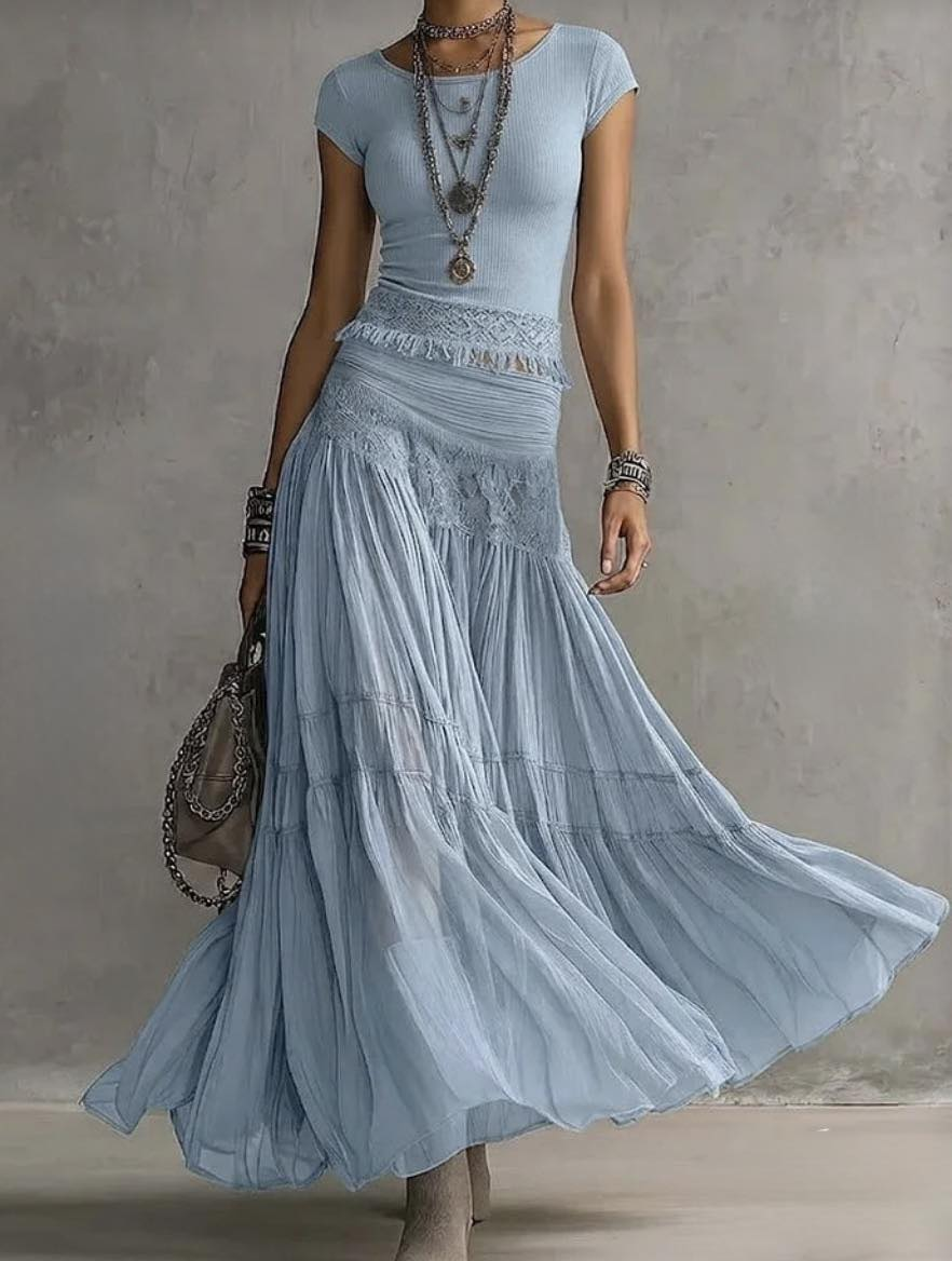 Conjunto de top azul con paneles de encaje y falda maxi plisada