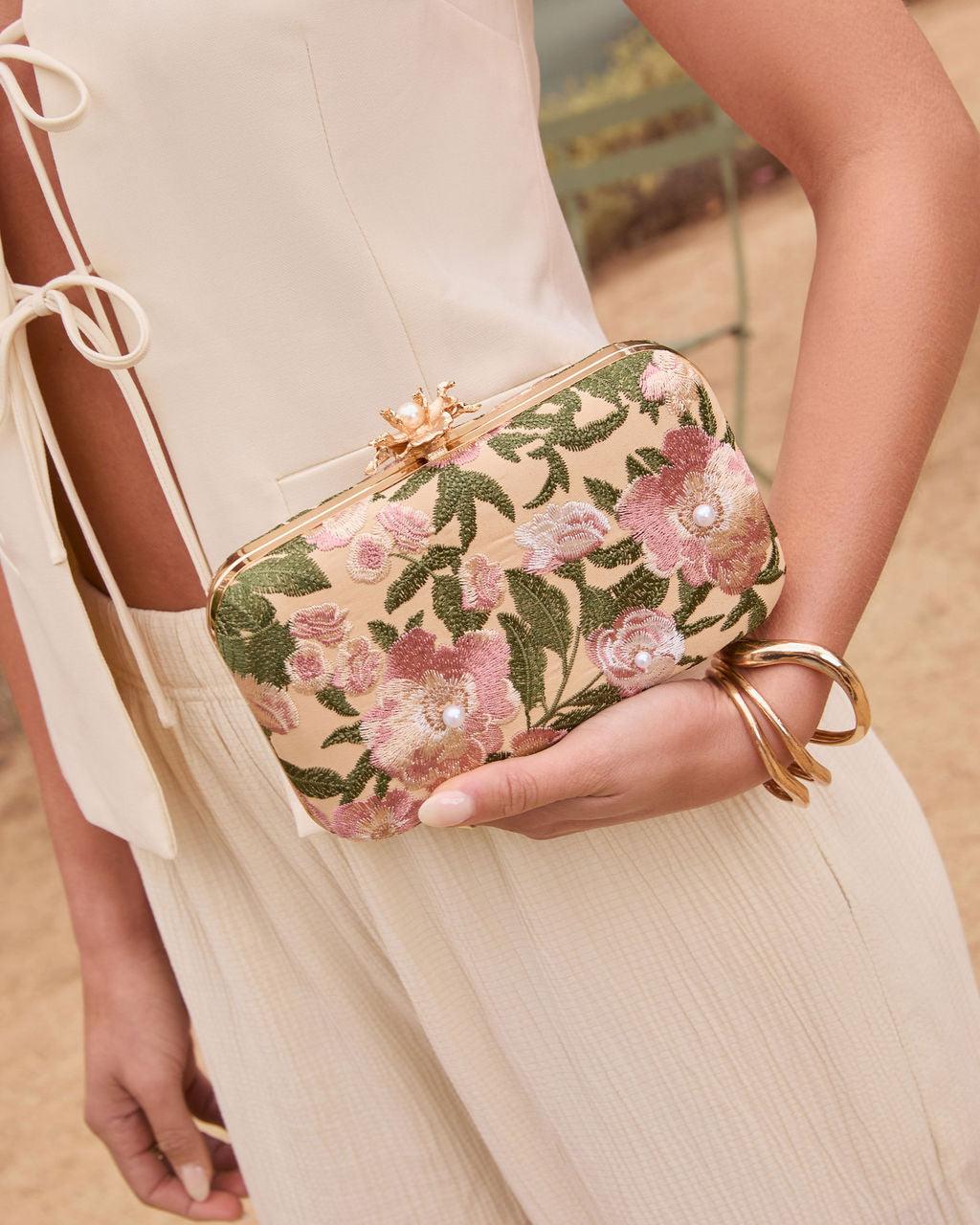 Clutch rígido bordado con fresias
