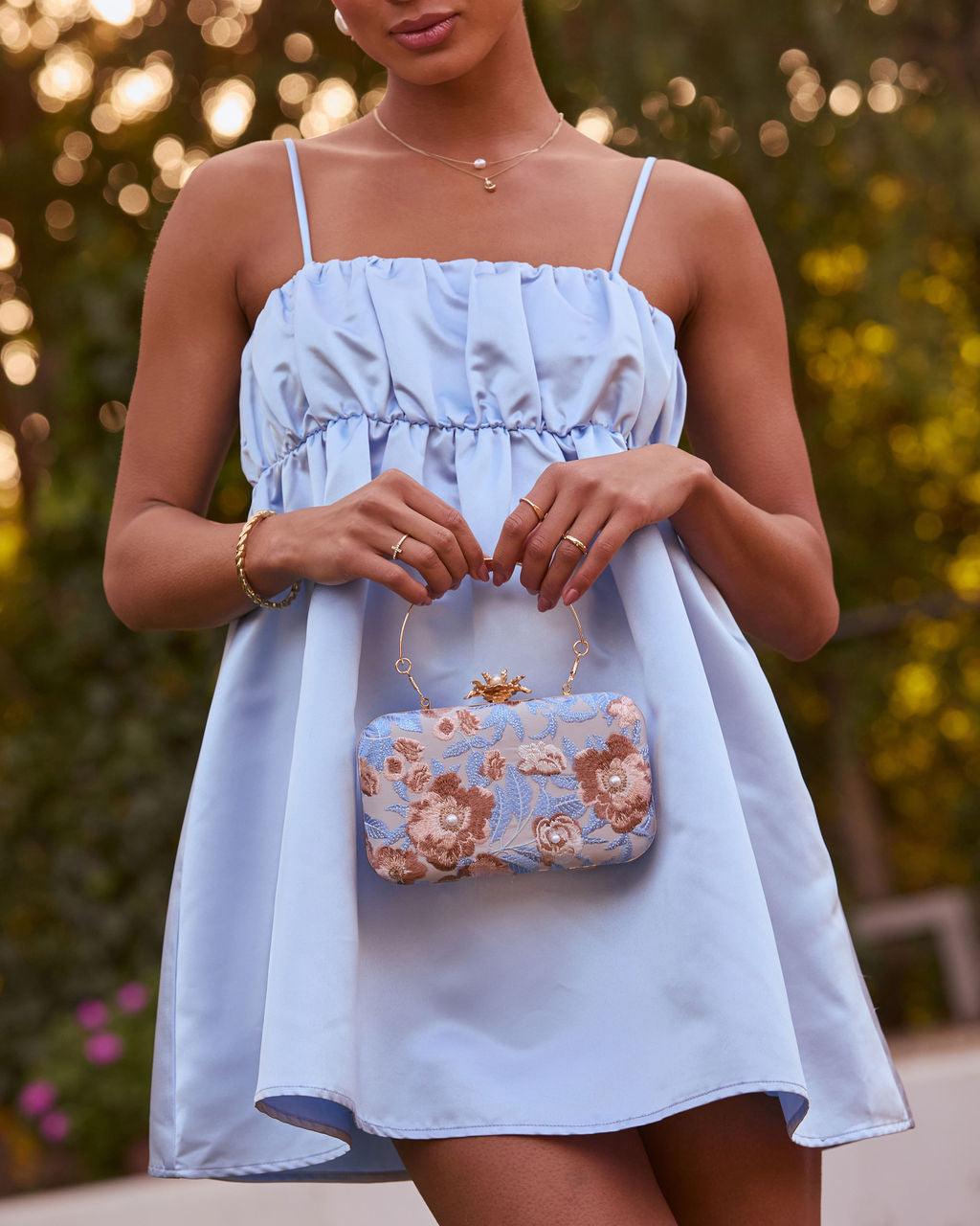 Clutch rígido bordado con fresias