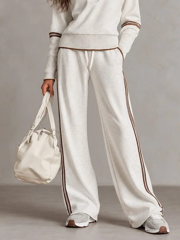 Conjunto blanco de sudadera de canalé con cuello alto y media cremallera y pantalones de pierna ancha con bloques de color