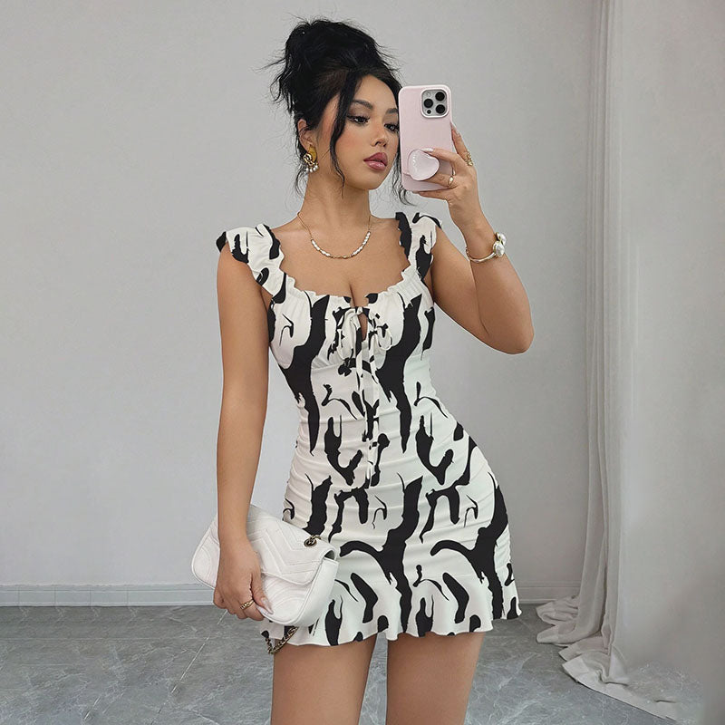 Vestido entallado con cordones delanteros, volantes y cintura ceñida