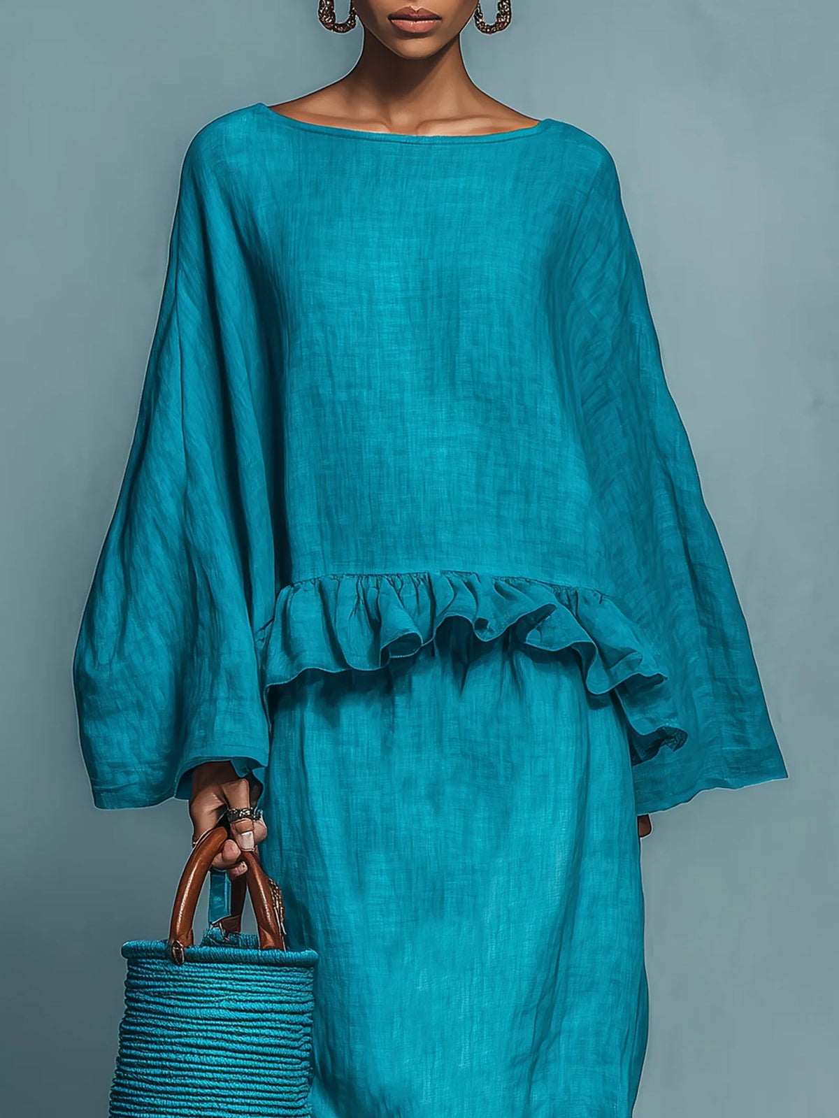 Conjunto de blusa azul con volantes y falda recta