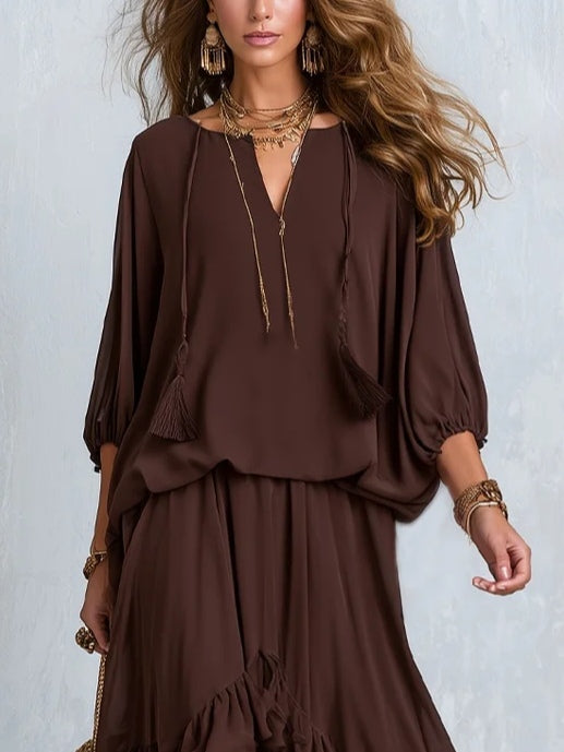 Conjunto de top marrón de gasa con borlas y cordón ajustable, cuello en V, combinado con falda escalonada con volantes