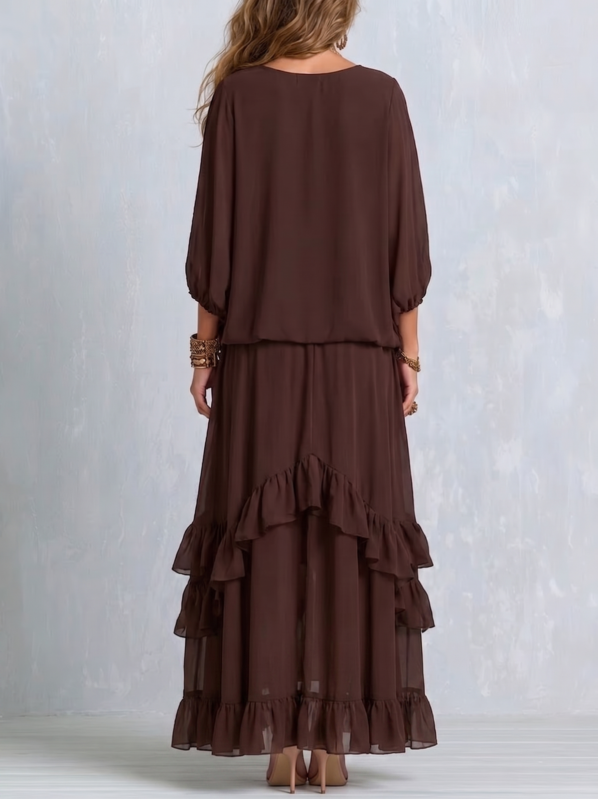 Conjunto de top marrón de gasa con borlas y cordón ajustable, cuello en V, combinado con falda escalonada con volantes