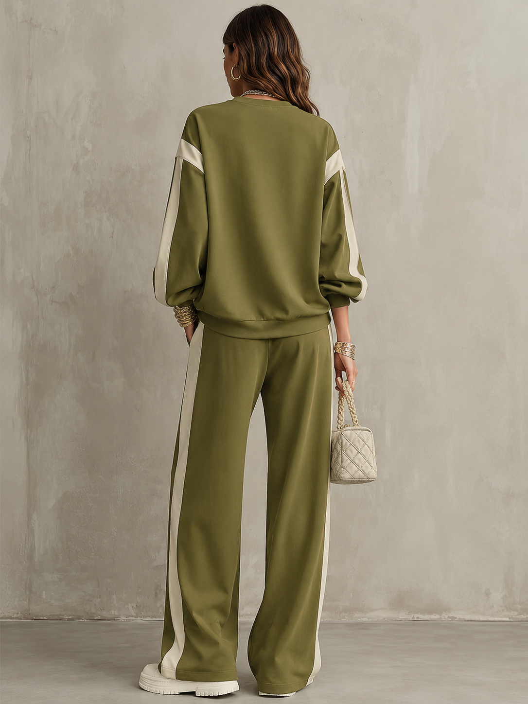 Conjunto casual de sudadera verde oliva de cuello redondo y pantalones de pierna ancha con cordón