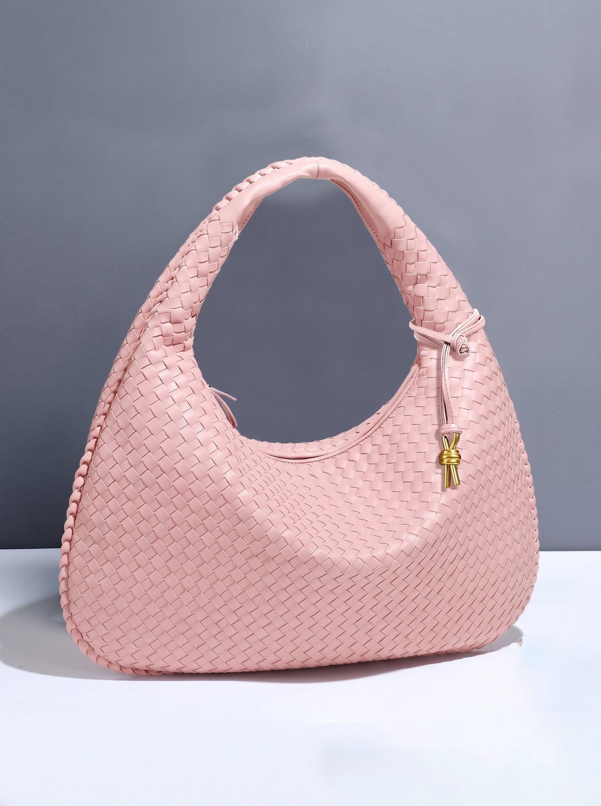 Bolso tejido de cuero moderno