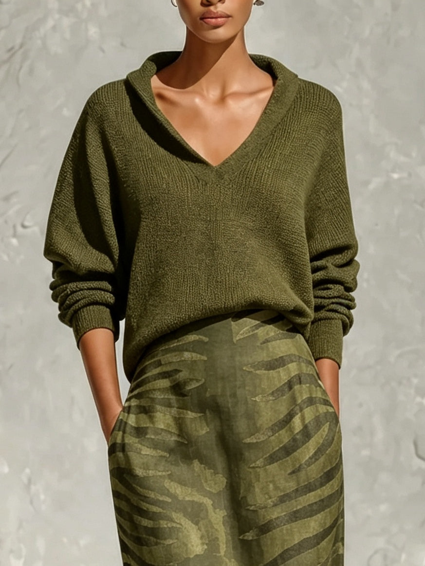 Conjunto de dos piezas con top de punto verde oliva con cuello y falda midi de lino con estampado de cebra