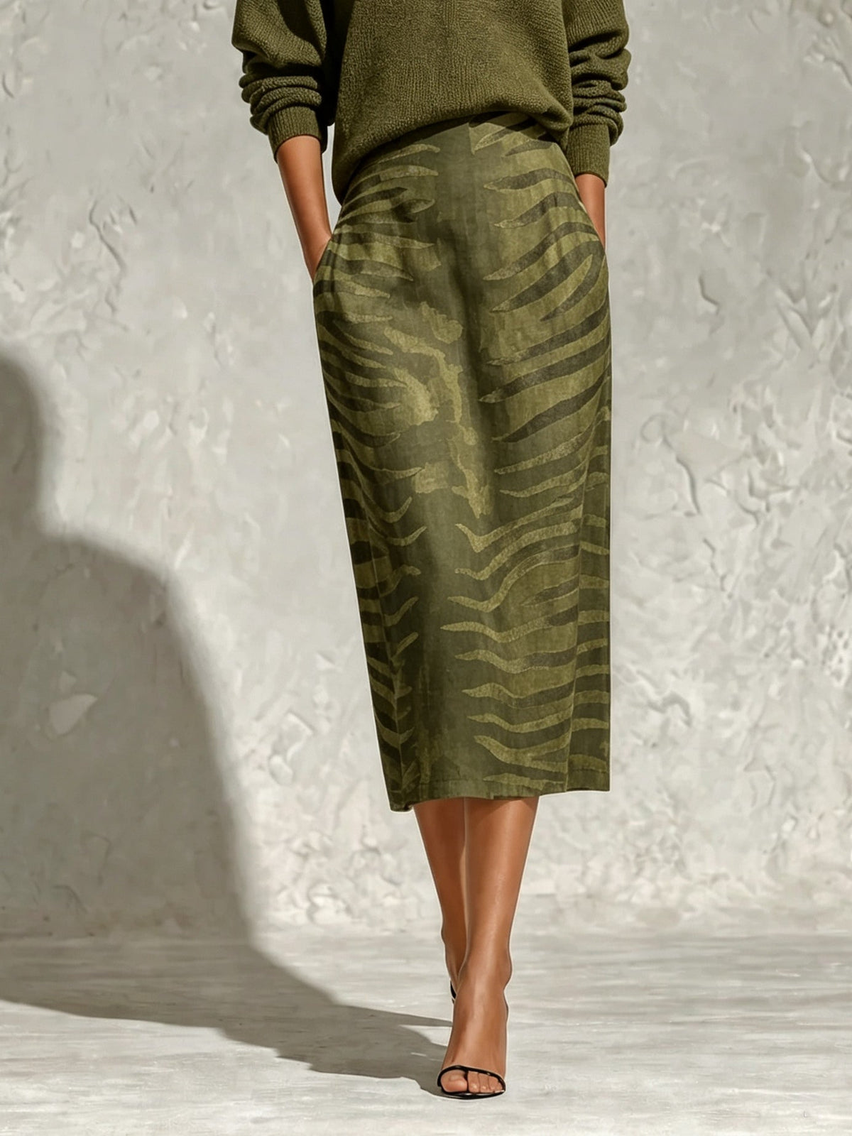 Conjunto de dos piezas con top de punto verde oliva con cuello y falda midi de lino con estampado de cebra