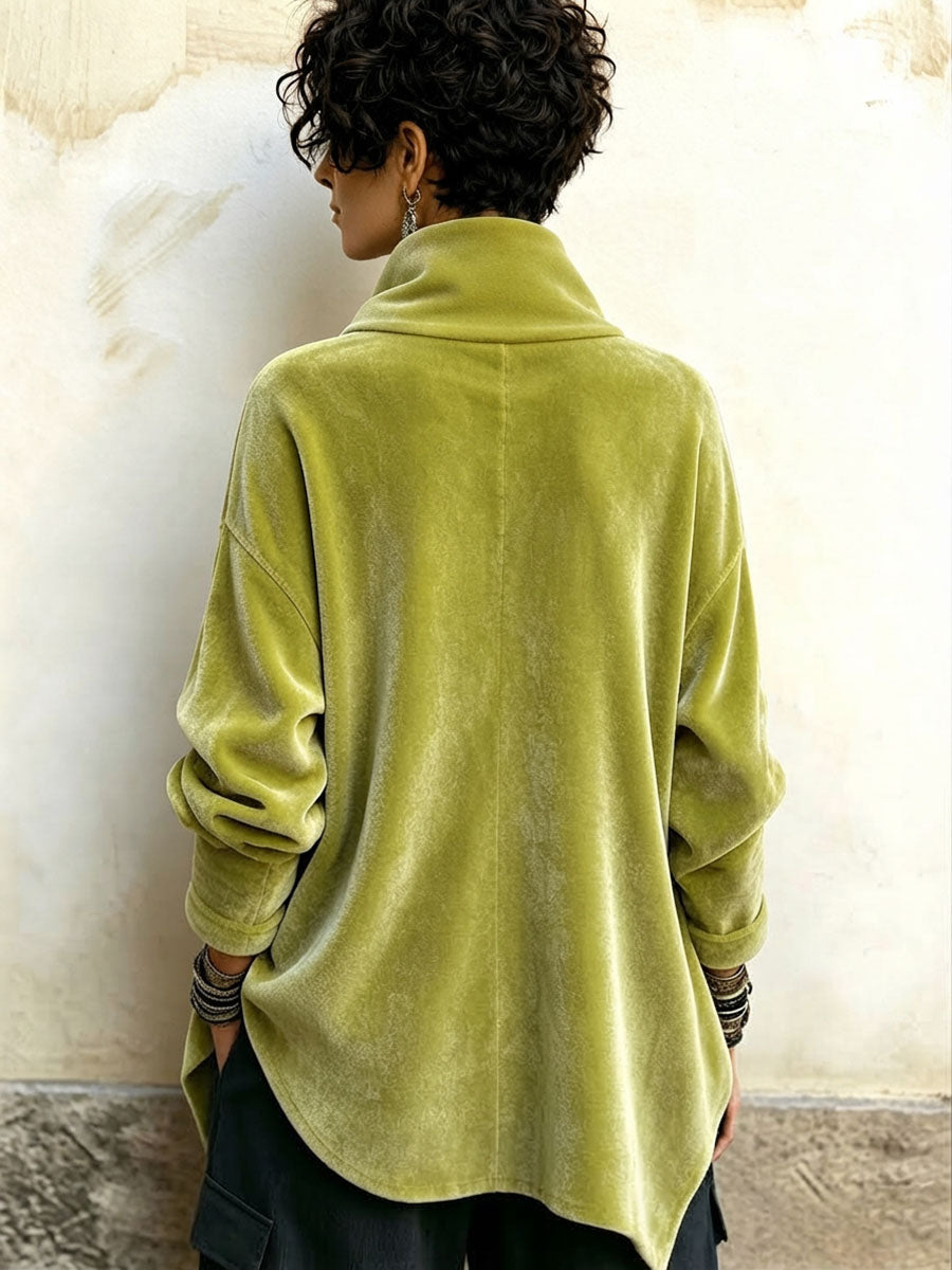 Top de terciopelo con cuello alto asimétrico y botones