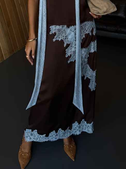 Conjunto elegante de top con panel de encaje marrón y azul y falda