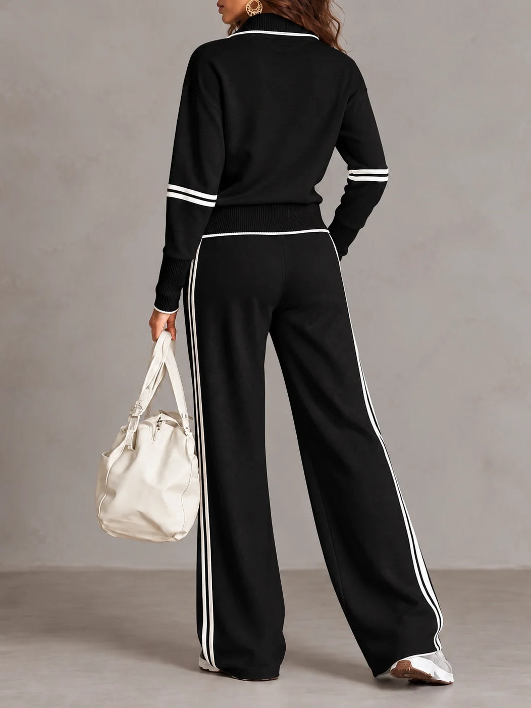 Conjunto blanco de sudadera de canalé con cuello alto y media cremallera y pantalones de pierna ancha con bloques de color