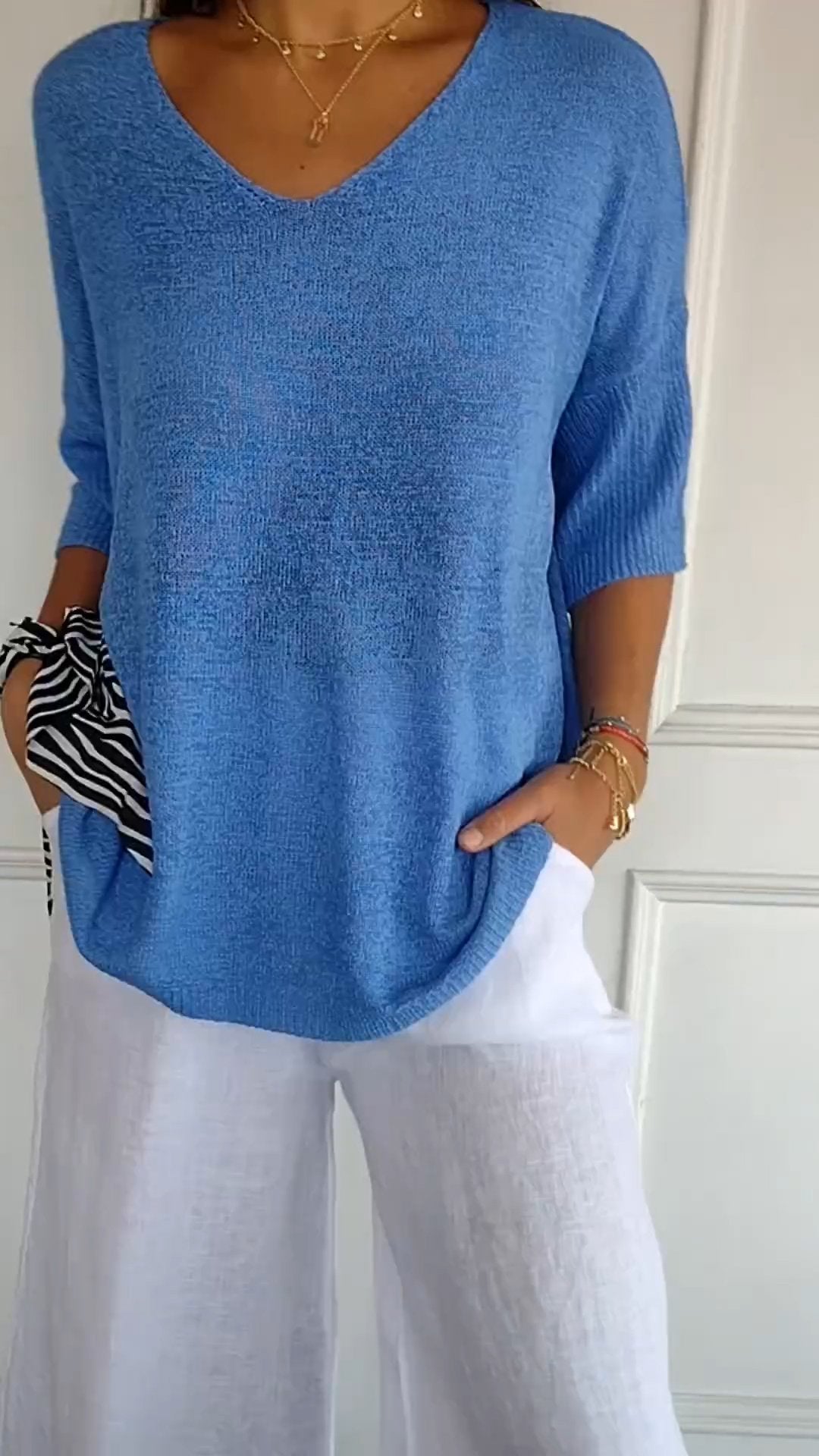 Top de punto de color liso con cuello de pico