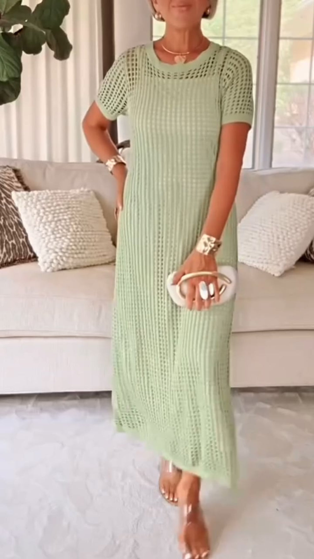 Elegante vestido de dos piezas con cuello barco, diseño calado y tejido ligero