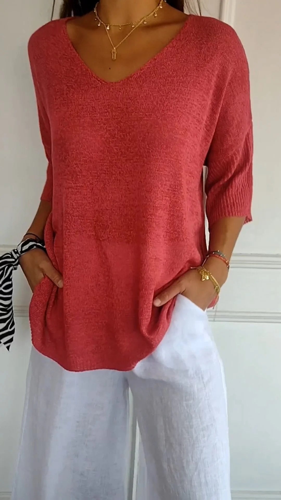 Top de punto de color liso con cuello de pico