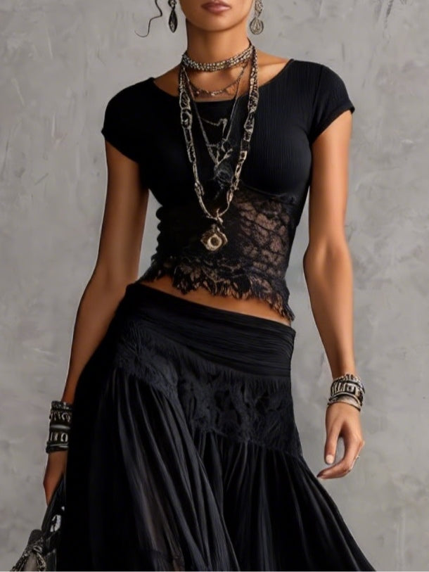 Conjunto negro de top con paneles de encaje transparente y falda maxi plisada